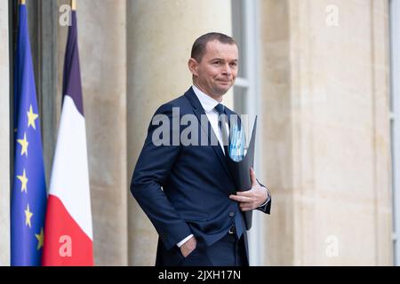 Paris, Frankreich. 07. September 2022. Der französische Arbeitsminister Olivier Dussopt verlässt am 7. September 2022 die wöchentliche Kabinettssitzung im Elysée-Palast in Paris. Foto von Raphael Lafargue/ABACAPRESS.COM Quelle: Abaca Press/Alamy Live News Stockfoto