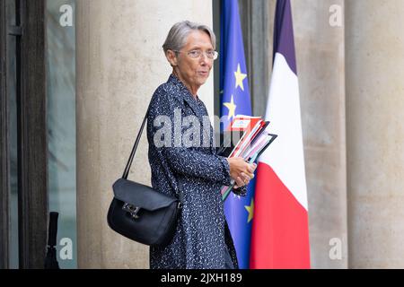 Paris, Frankreich. 07. September 2022. Die französische Premierministerin Elisabeth Borne verlässt am 7. September 2022 die wöchentliche Kabinettssitzung im Elysée-Palast in Paris. Foto von Raphael Lafargue/ABACAPRESS.COM Quelle: Abaca Press/Alamy Live News Stockfoto