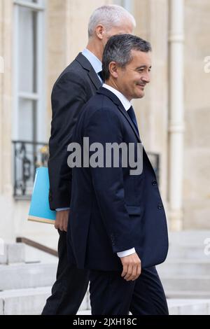 Paris, Frankreich. 07. September 2022. Der französische Innenminister Gerald Darmanin verlässt am 7. September 2022 die wöchentliche Kabinettssitzung im Elysée-Palast in Paris. Foto von Raphael Lafargue/ABACAPRESS.COM Quelle: Abaca Press/Alamy Live News Stockfoto