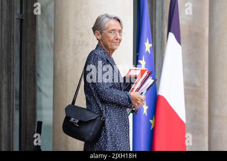 Paris, Frankreich. 07. September 2022. Die französische Premierministerin Elisabeth Borne verlässt am 7. September 2022 die wöchentliche Kabinettssitzung im Elysée-Palast in Paris. Foto von Raphael Lafargue/ABACAPRESS.COM Quelle: Abaca Press/Alamy Live News Stockfoto