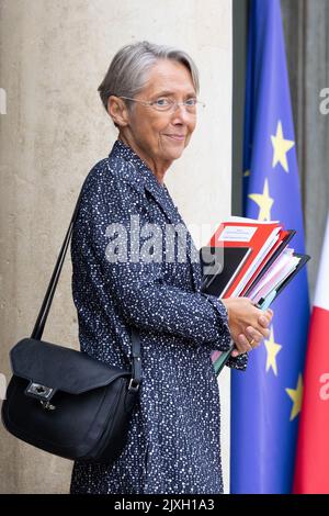 Paris, Frankreich. 07. September 2022. Die französische Premierministerin Elisabeth Borne verlässt am 7. September 2022 die wöchentliche Kabinettssitzung im Elysée-Palast in Paris. Foto von Raphael Lafargue/ABACAPRESS.COM Quelle: Abaca Press/Alamy Live News Stockfoto