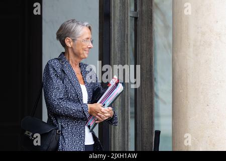 Paris, Frankreich. 07. September 2022. Die französische Premierministerin Elisabeth Borne verlässt am 7. September 2022 die wöchentliche Kabinettssitzung im Elysée-Palast in Paris. Foto von Raphael Lafargue/ABACAPRESS.COM Quelle: Abaca Press/Alamy Live News Stockfoto