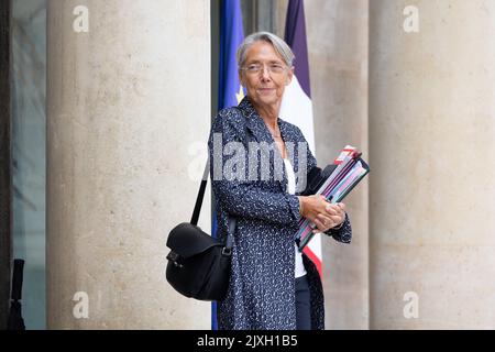 Paris, Frankreich. 07. September 2022. Die französische Premierministerin Elisabeth Borne verlässt am 7. September 2022 die wöchentliche Kabinettssitzung im Elysée-Palast in Paris. Foto von Raphael Lafargue/ABACAPRESS.COM Quelle: Abaca Press/Alamy Live News Stockfoto