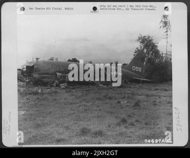 THW-Wrack der Douglas C-46 (A/C O55) der 1333Rd Aaf Base Unit, Air Transport Command, die irgendwo in Indien abgestürzt ist. Stockfoto