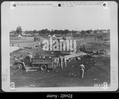 XX Bomber Command Personal untersucht die Überreste der Boeing B-29 'Superfortress' (A/C 42-24582), 40. Bomb Group in Chakulia, Indien, die infolge eines Unfalls, der beim Entladen der Bomben am 14. Januar 1945 aufgetreten war, abgerissen wurde. Stockfoto