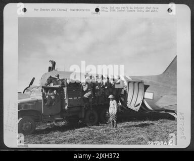 Chinesische und amerikanische Truppen laden Maultiere auf Eine Douglas C-47 der 319Th Truppenteile Carrier Squadron, 1. Air Commando Group, für ihren Flug von Myitkyina, Burma, über den Hump nach China. 13. Dezember 1944. Stockfoto