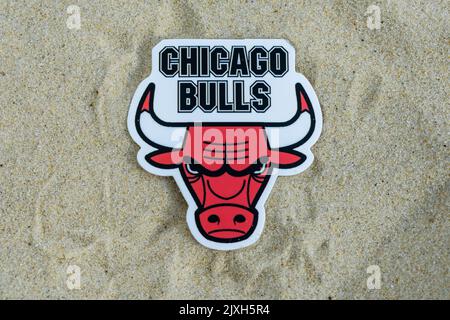 15. September 2021, Moskau, Russland. Das Emblem des Basketballclubs Chicago Bulls auf dem Sand des Strandes. Stockfoto