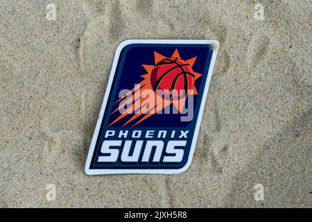 15. September 2021, Moskau, Russland. Das Emblem des Basketballclubs Phoenix Suns auf dem Sand des Strandes. Stockfoto
