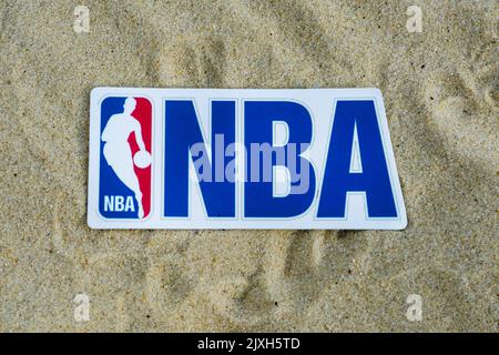 15. September 2021, Moskau, Russland. Das Emblem der National Basketball Association auf dem Sand des Strandes. Stockfoto