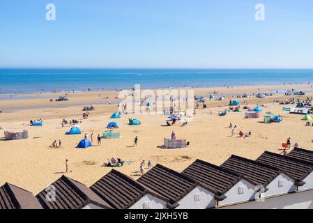 Bridlington Beach Yorkshire South Beach beherbergt Touristen, Urlauber und Menschen, die sich am Strand von Bridlington Yorkshire England GB Europa sonnen Stockfoto