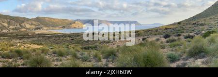 Panoramablick auf den wilden Strand im Nationalpark Cabo de Gata, wo Wanderer unzählige Routen genießen. Stockfoto