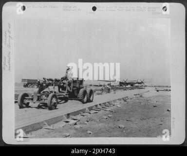 B-29 Base in Indien -- Ein Grader bei der Arbeit auf Einem Taxistreifen, der für die B-29 Superfortresses auf Einer US Army 20. Bomber Command Base irgendwo in Indien gebaut wird. Tausende Kubikyards Beton Wurden In Baustreifen Verwendet, Die Dick Genug Und Waren Stockfoto