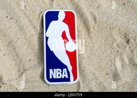 15. September 2021, Moskau, Russland. Das Emblem der National Basketball Association auf dem Sand des Strandes. Stockfoto