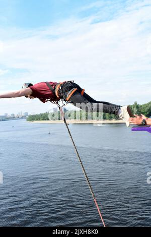 Kiew, Kiew: Brücke, Dnipro (Dnjepr) Fluss, Parkovy (Fußgängerbrücke) Brücke zur Trukhaniv Insel in Kiew, Ukraine Stockfoto