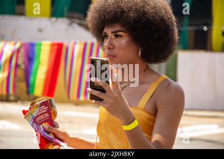 Goiânia, Goias, Brasilien – 04. September 2022: Eine Person mit schwarzem Powerhaar, fotografiert mit einem Handy. Aufnahme während des LGBTQIA+ Pride Stockfoto