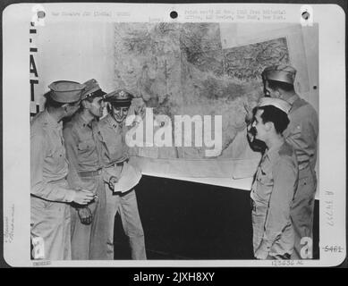 Fünf Mitglieder der Air Transport Command Crew, die am Record Towed-Glider Flight teilnahm, bei dem Ein Curtiss C-46 Commando einen Cg-4A Glider in 7 Stunden und 45 Minuten 1.320 Meilen geschleppt hat, messen die Distanz auf Einer Karte an einer Air Transport Command Base I Stockfoto