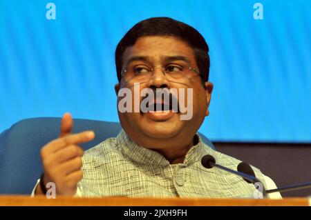 Neu-Delhi, Delhi, Indien. 7. September 2022. Die Bildungsministerin der Union, Dharmendra Pradhan, hat sich am Mittwoch im National Media Center in Neu-Delhi bei der Pressekonferenz zu den Entscheidungen des Gewerkschaftskabinetts an die Medien gehalten. (Bild: © Ravi Batra/ZUMA Press Wire) Bild: ZUMA Press, Inc./Alamy Live News Stockfoto