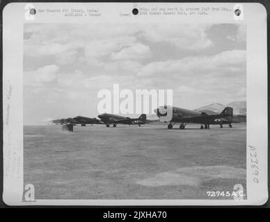 Douglas C-47 aus der 1. Air Commando Group stellten sich bereit, aus Palel, Indien, abzuheben, um indische und englische Truppen in die Invasion von Meiktila, Burma, zu überführen. 17. März 1945. Stockfoto