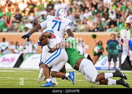 DENTON, TX - September 3.: .Southern Methodist Mustangs läuft zurück Tre Siggers (4) wird von North Texas Mean Green Defensive Tackle Roderick Brown (10) in einem Spiel zwischen North Texas Mean Green Football gegen SMU Mustangs im Apogee Stadium in Denton am 3.. September 2022 in Denton, Texas, angegangen. (Foto von Manny Flores) Stockfoto