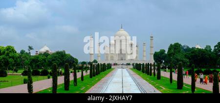 Tausende von Menschen strömen zum indischen Taj Mahal, einem symbolischen Denkmal seiner Kultur Stockfoto