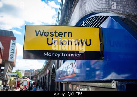 London - August 2022: WESTERN Union Schild an der Außenseite des Einkaufsbudes - ein Geldtransferservice Stockfoto