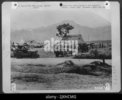 804Th Medical Air Evacuation Transportgeschwader. Die Patienten Werden Mit Dem Wurf Jeep Vom Krankenhaus Zur Airstrip Gebracht. Dumpu, Neuguinea, Dezember 1943. Stockfoto