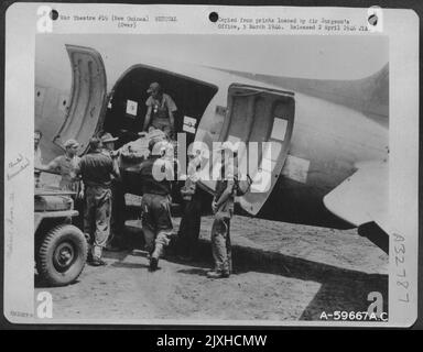 804Th Medical Air Evacuation Transportgeschwader. Laden von Patienten in Ein Flugzeug in Dumpu, Neuguinea, Dezember 1943. Stockfoto