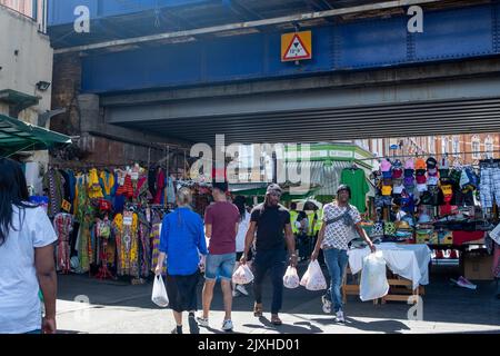 London - August 2022: Electric Avenue, eine berühmte multikulturelle Straße in Brixton mit Marktständen und einer lebhaften Atmosphäre Stockfoto