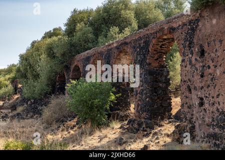 Ein altes römisches Aquädukt verläuft durch den Parco Gioeni im Norden von Catania, Sizilien Stockfoto