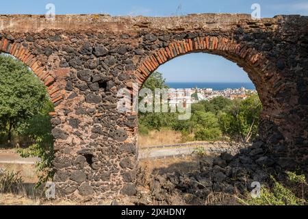 Ein altes römisches Aquädukt verläuft durch den Parco Gioeni im Norden von Catania, Sizilien Stockfoto