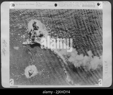 Direkte Treffer durch die konsolidierte B-24s-Bombardierung aus 9.500 Fuß beendeten dieses 6.000 Tonnen schwere japanische Handelsschiff Biggest Plum im Konvoi mit Wewak-Anbindung, das am 19. März 44 ausgelöscht wurde. Hier sind Bomben zum Zeitpunkt des Aufpralls zu sehen. Stockfoto