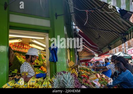 London - August 2022: Electric Avenue, eine berühmte multikulturelle Straße in Brixton mit Marktständen und einer lebhaften Atmosphäre Stockfoto