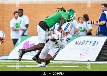 DENTON, TX - September 3.: Der breite Empfänger des Southern Methodist Mustangs, Rashee Rise (11), wird am 3.. September 2022 in Denton, Texas, in einem Spiel zwischen North Texas Mean Green gegen SMU Mustangs im Apogee Stadium in Denton, Texas, hart von DeShawn Gaddie (2) getroffen. CSM/Manny Flores Stockfoto