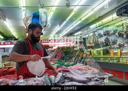 London - August 2022: Halal Metzger auf der Electric Avenue, einer berühmten multikulturellen Straße in Brixton mit Marktständen und einer lebhaften Atmosphäre Stockfoto