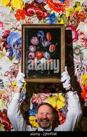 London, Großbritannien. 7. September 2022. Stillleben von Blumen in einer Glasvase in einer Steinnische (est. £1.000.000 - £1.500.000) von Jan Davidsz. De Heem vor Rob und Nick Carter, niederländischer Wandteppich aus dem Goldenen Zeitalter, 2018 - die Sammlung von Juan Manuel Grasset, niederländisch und flämisch, Stillleben in Privatbesitz in Sothebys, New Bond Street. Es wurde im Dialog mit Werken der britischen Künstler Rob und Nick Carter präsentiert und durch Installationen des in Südlondon ansässigen Blumenstudios Sage Flowers ergänzt. Es wird am 7. Dezember 2022 im Sotheby's London Old Masters Evening Sale angeboten. Kredit: Guy Bell/Alamy Live Ne Stockfoto