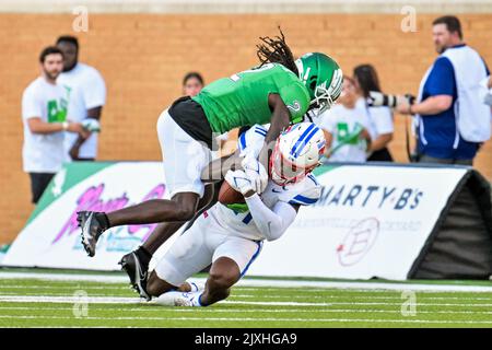 DENTON, TX - September 3.: Der breite Empfänger des Southern Methodist Mustangs, Rashee Rise (11), wird am 3.. September 2022 in Denton, Texas, in einem Spiel zwischen North Texas Mean Green gegen SMU Mustangs im Apogee Stadium in Denton, Texas, hart von DeShawn Gaddie (2) getroffen. CSM/Manny Flores Stockfoto