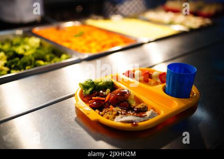 Ein Lunchpaket in der Schulkantine zu Beginn der Einführung von kostenlosen Schulmahlzeiten für Grundschüler in Ysgol Y Preseli in Pembrokeshire. Die meisten Aufnahmeschüler in Wales werden im September mit der Rückkehr zur Schule kostenlose Schulmahlzeiten erhalten. Die Regelung, die zu den Teilen des Kooperationsabkommens der walisischen Regierung mit Plaid Cymru gehört, soll bis 2024 vollständig eingeführt werden. Bilddatum: Mittwoch, 7. September 2022. Stockfoto