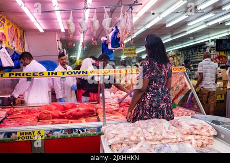 London - August 2022: Electric Avenue, eine berühmte multikulturelle Straße in Brixton mit Marktständen und einer lebhaften Atmosphäre Stockfoto