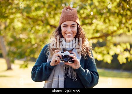Frau Auf Dem Land Im Herbst, Die Mit Einer Digitalkamera Im Retro-Stil Fotos Zur Veröffentlichung In Den Sozialen Medien Gemacht Hat Stockfoto