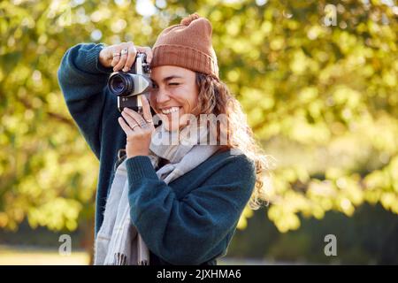 Frau Auf Dem Land Im Herbst, Die Mit Einer Digitalkamera Im Retro-Stil Fotos Zur Veröffentlichung In Den Sozialen Medien Gemacht Hat Stockfoto