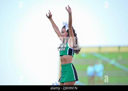 DENTON, TX - 3.. September: .North Texas Cheerleaders in einem Spiel zwischen North Texas Mean Green gegen SMU Mustangs im Apogee Stadium in Denton am 3.. September 2022 in Denton, Texas. .CSM/Manny Flores Stockfoto