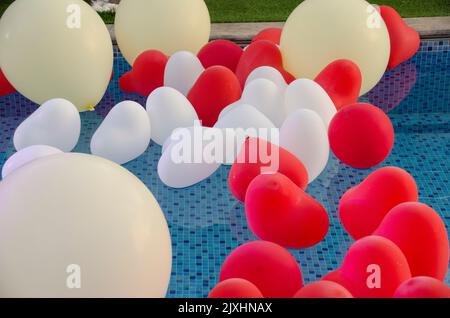 Rote und weiße Herzballons als Teil als Party-Dekorationen Stockfoto