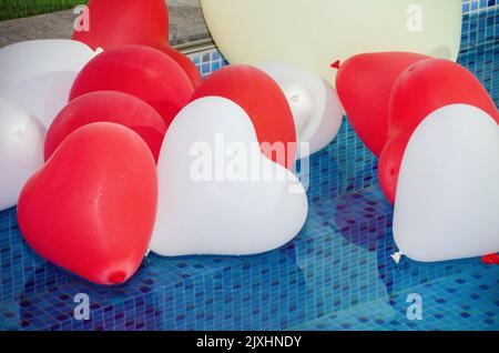 Rote und weiße Herzballons als Teil als Party-Dekorationen Stockfoto