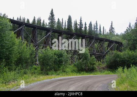 Alte hölzerne Eisenbahnbrücke über den Fluss; Skagway, Alaska, Stockfoto