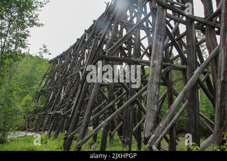 Alte hölzerne Eisenbahnbrücke über den Fluss; Skagway, Alaska, Stockfoto