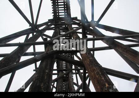 Alte hölzerne Eisenbahnbrücke über den Fluss; Skagway, Alaska, Stockfoto