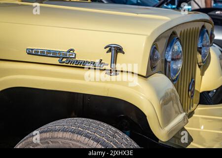Daona Beach, FL - 24. November 2018: Einzigartiges Motorhaubenverriegelungssystem und Vorderecke Detailansicht eines 1966 Kaiser Jeep Jeepster Commando Open Roadster AT Stockfoto