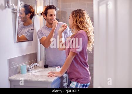 Paar Tragen Schlafanzug In En Suite Badezimmer Zähneputzen Zusammen Stockfoto