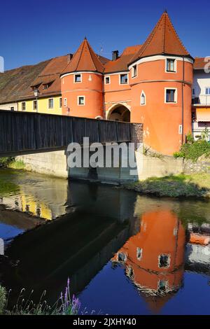 Der farbenfrohe, berühmte Biertor mit der Brücke über den Regen in Cham, einer Stadt in der Oberpfalz, Bayern, Deutschland. Bild aus der öffentlichen Grou Stockfoto