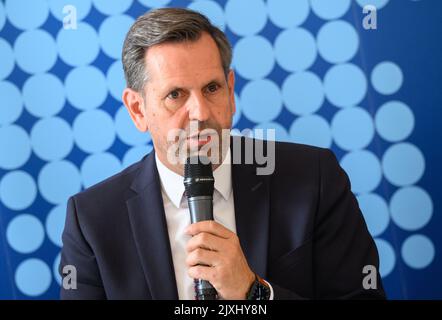 Hannover, Deutschland. 07. September 2022. Olaf Lies (SPD), Energieminister von Niedersachsen, spricht auf einer Pressekonferenz, um eine "Transformationsstudie zur Dekarbonisierung der niedersächsischen Wirtschaft" vorzustellen. Quelle: Julian Stratenschulte/dpa/Alamy Live News Stockfoto